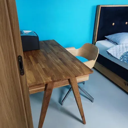 Barber's Home, Free Private Parking Apartment
